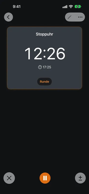 Eine laufende Stoppuhr mit der Anzeige 12:26, darunter die Startzeit 17:25 und eine Taste Runde. Unten auf dem Bildschirm befinden sich eine X-Taste, eine orange Pausentaste und eine Plus-Minus-Taste.