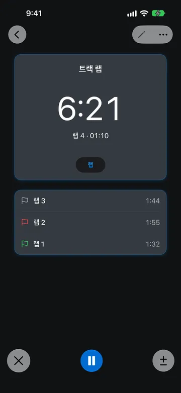 6:21을 표시하는 트랙 랩이라는 이름의 스톱워치. 측정값 아래에 랩 4 · 01:10이 있다. 랩 목록에는 회색 깃발의 랩 3이 1:44, 빨간색 깃발의 랩 2가 1:55, 초록색 깃발의 랩 1이 1:32로 표시되어 있다.