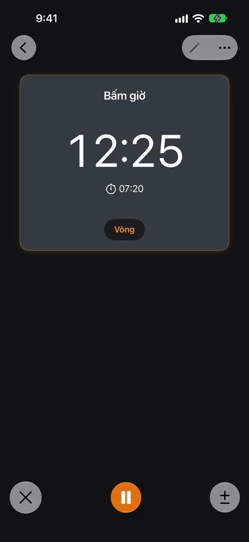 Bấm giờ đang chạy hiển thị 12:25, thời điểm bắt đầu 07:20 bên dưới số đo và nút Vòng. Cuối màn hình có nút X, nút Tạm Dừng màu cam và nút cộng-trừ.