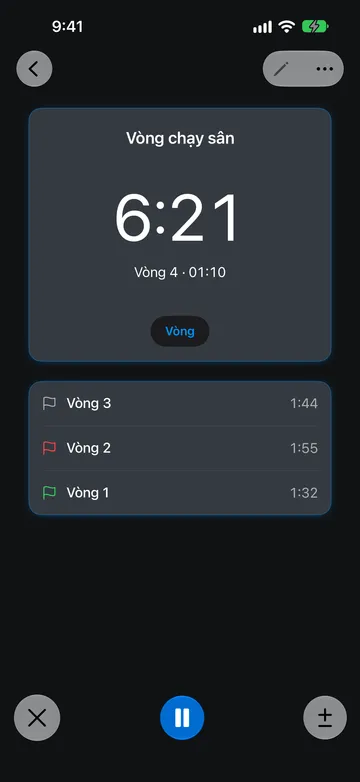 Bấm giờ tên Vòng chạy sân hiển thị 6:21, với Vòng 4 · 01:10 bên dưới số đo. Danh sách vòng hiển thị Vòng 3 lúc 1:44 với cờ xám, Vòng 2 lúc 1:55 với cờ đỏ và Vòng 1 lúc 1:32 với cờ xanh lá.
